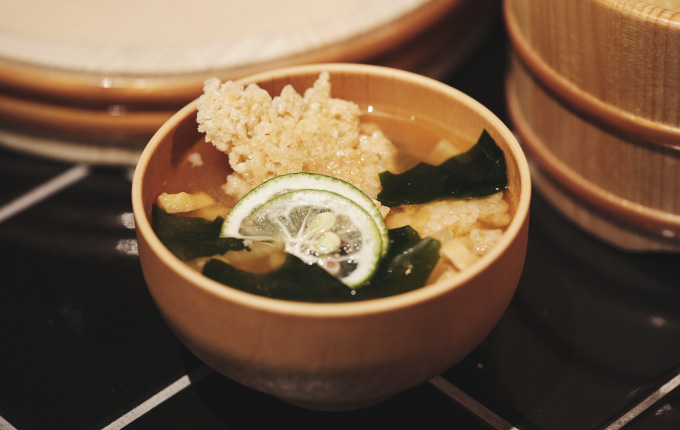 好きな具材をトッピングできる、おかわり自由のお味噌汁