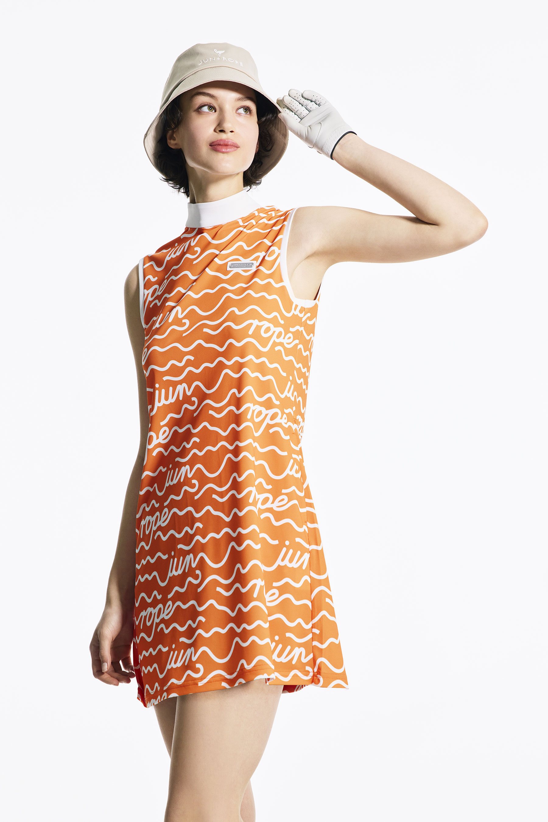 ハットとワンピースのウィメンズゴルフコーデ