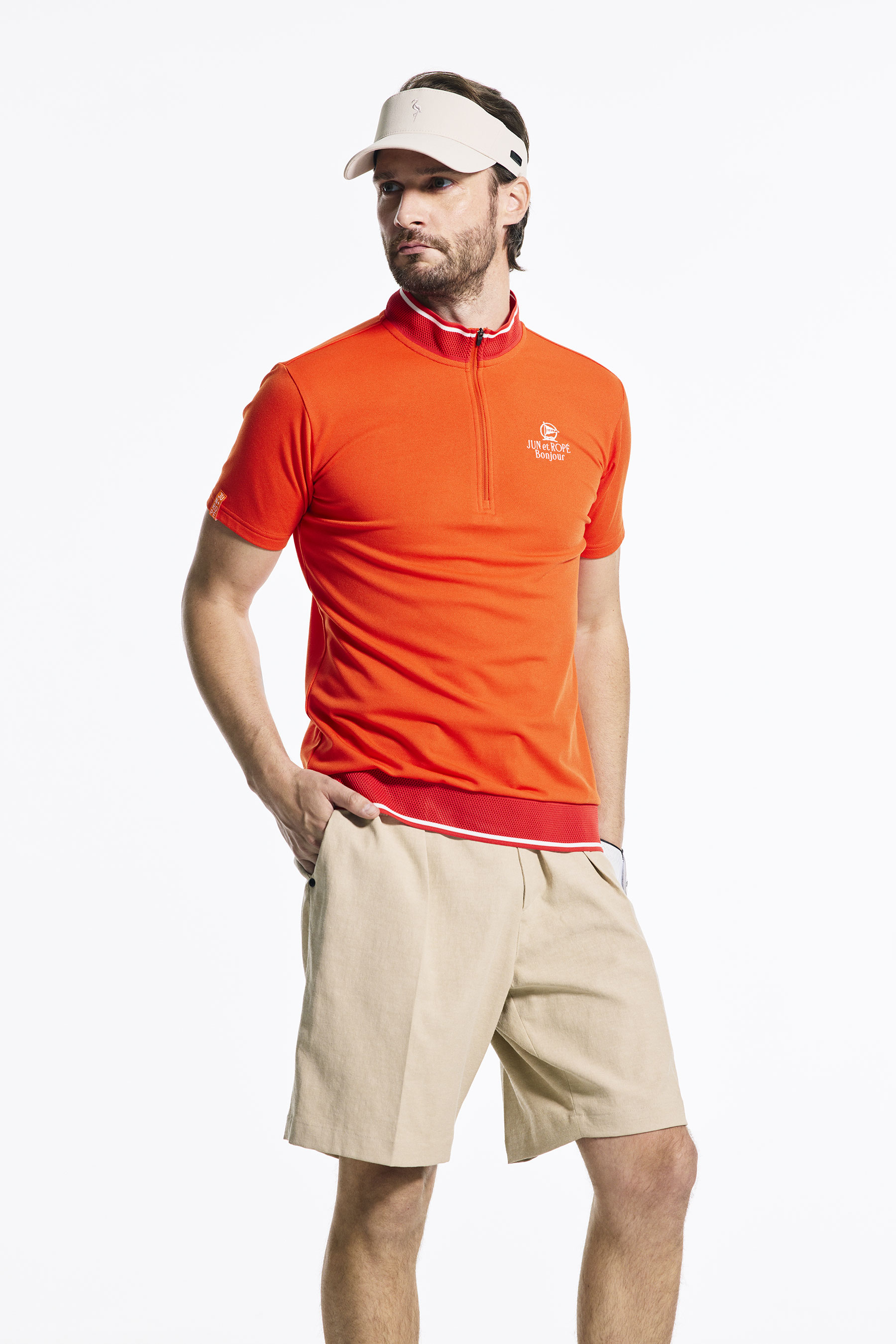 サンバイザーとポロシャツとパンツのメンズゴルフコーデ