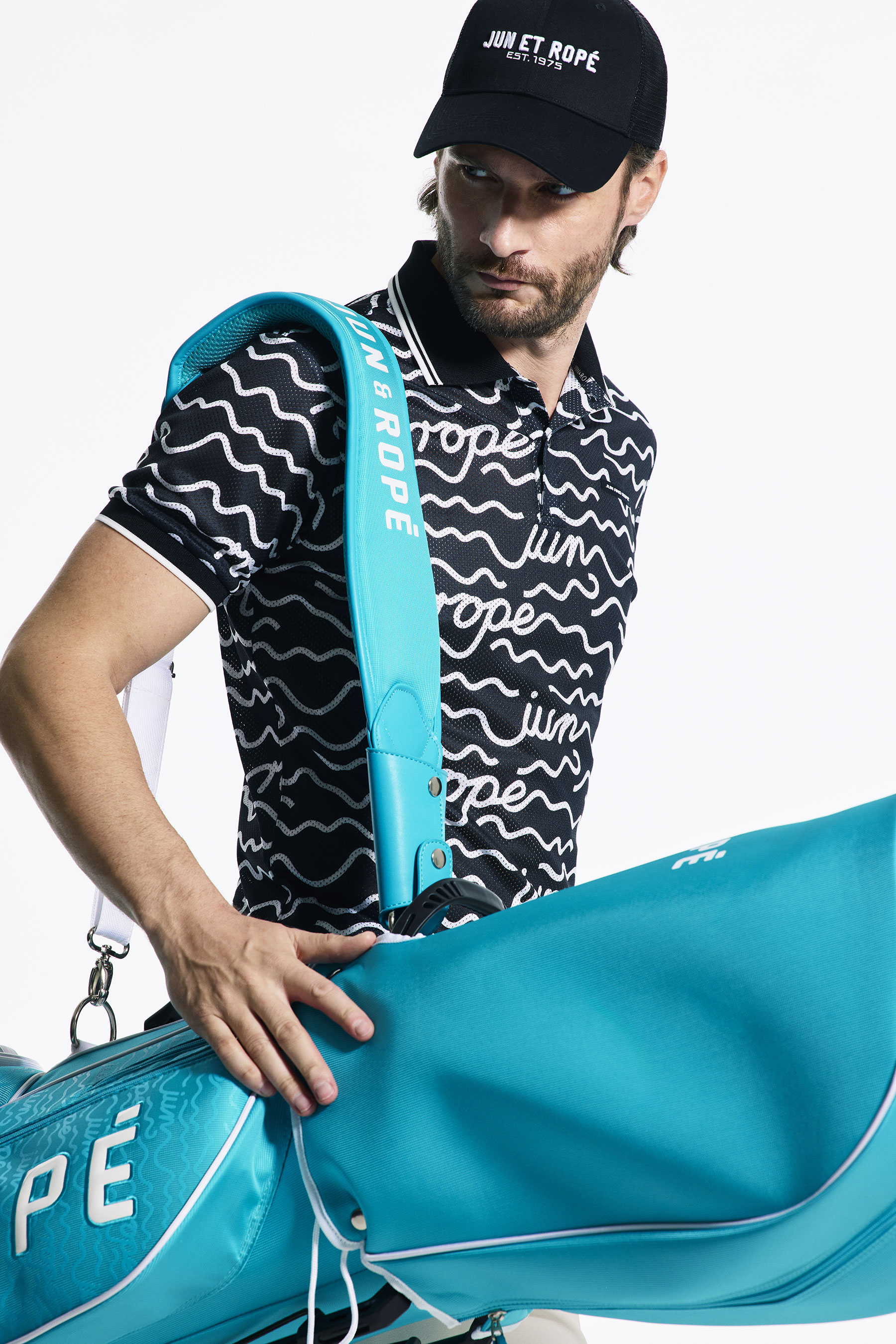 キャップとポロシャツのメンズゴルフコーデ