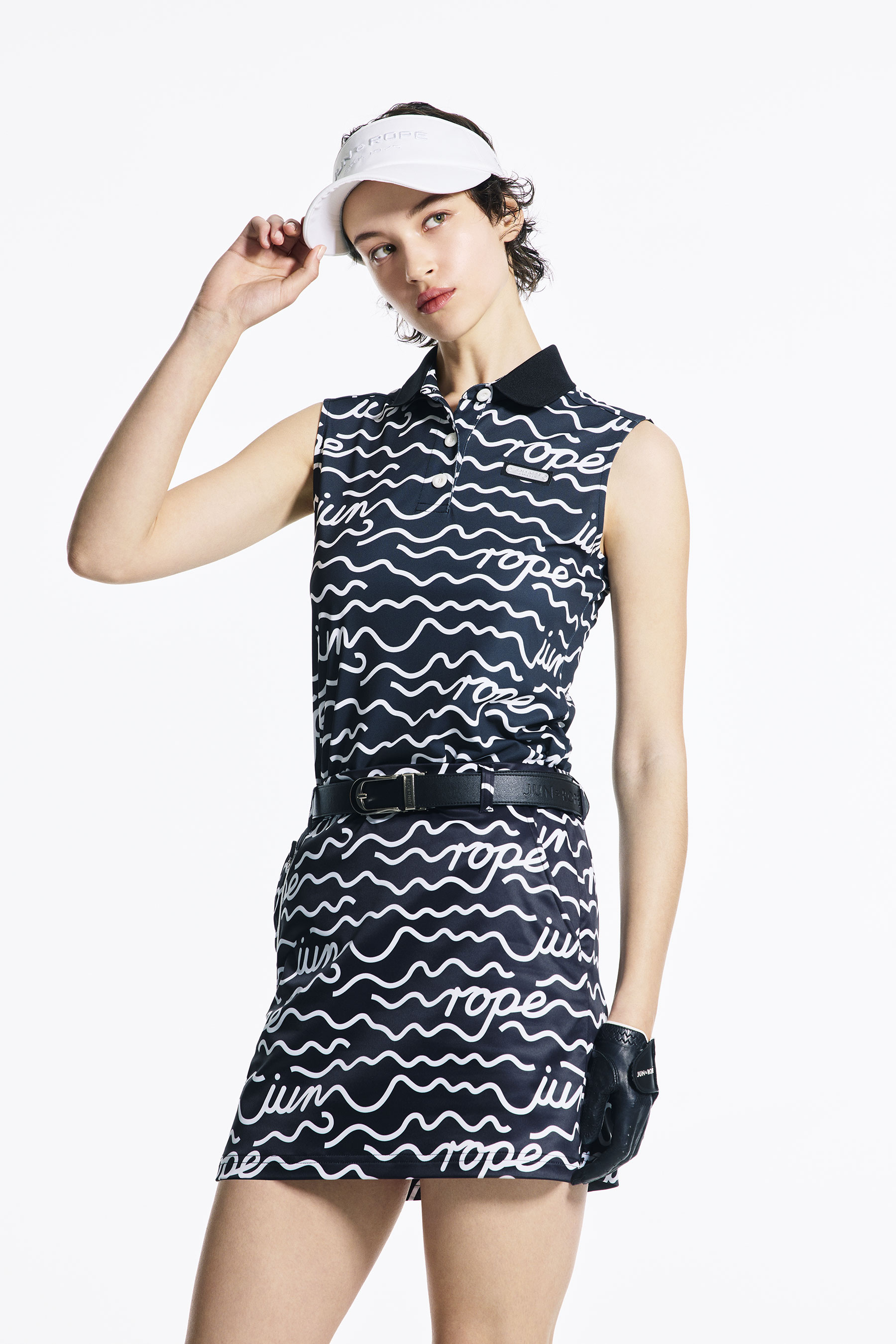 サンバイザーとポロシャツとスカートのウィメンズゴルフコーデ