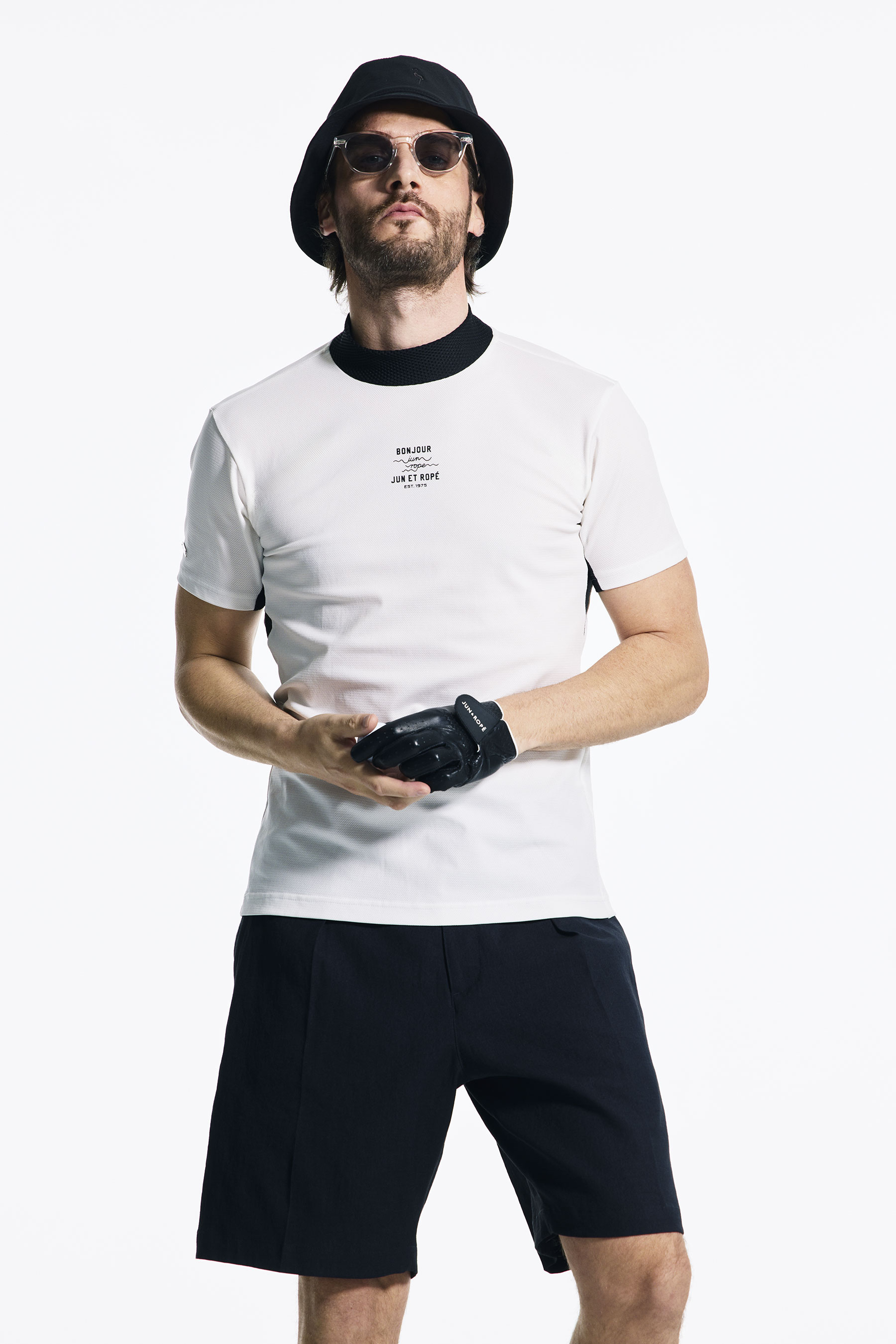 ハットとプルオーバーとパンツのメンズゴルフコーデ