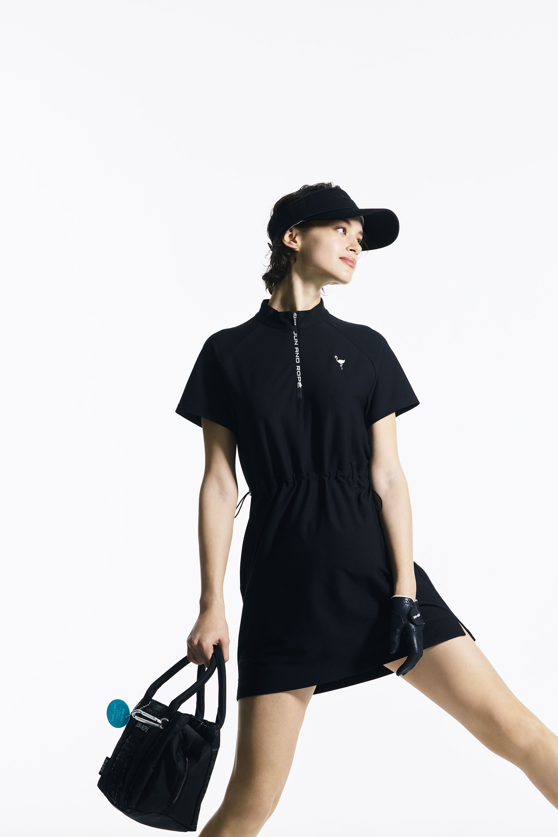 サンバイザーとワンピースのウィメンズゴルフコーデ