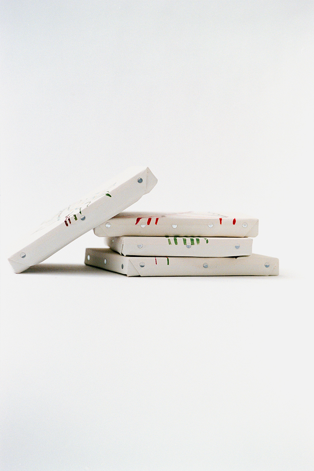 重ねて置かれた4枚の絵 タイトル「鳥」「ポピー」「山」「ツバキ」