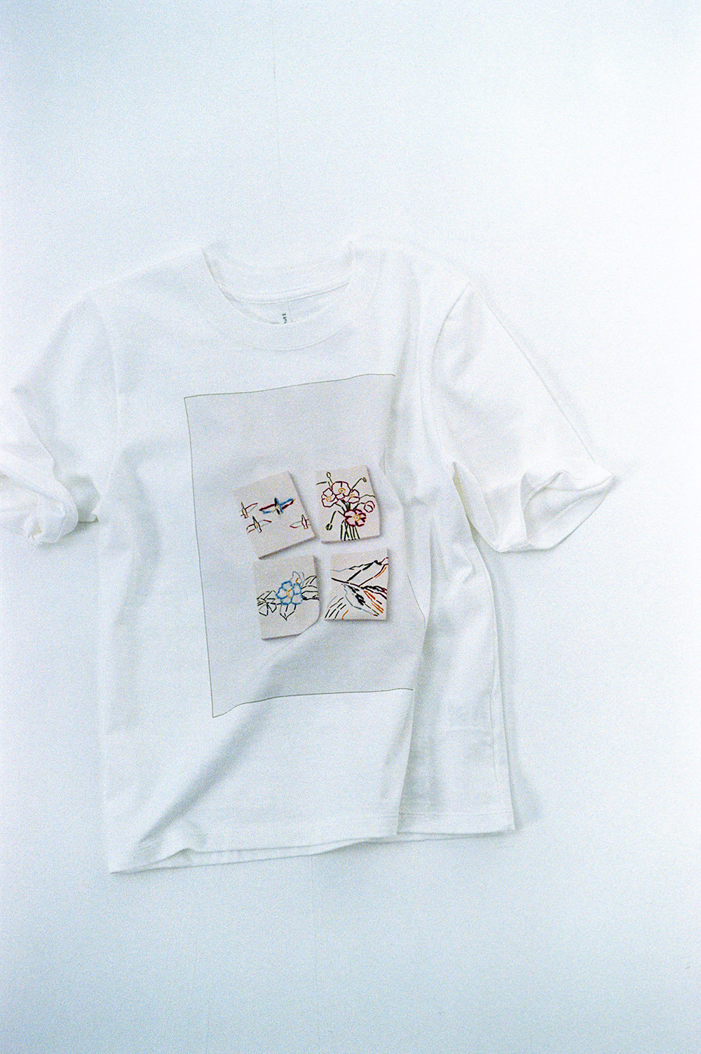 リーイズミダの4枚の絵「鳥」「ポピー」「山」「ツバキ」がプリントされたTシャツ