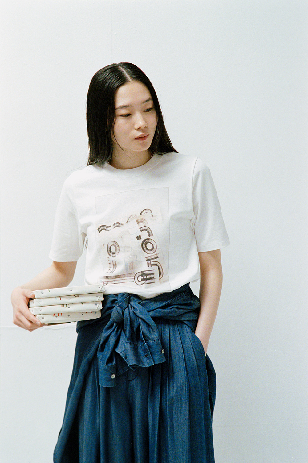 絵「音、波、光」がプリントされたTシャツをモデルが着用