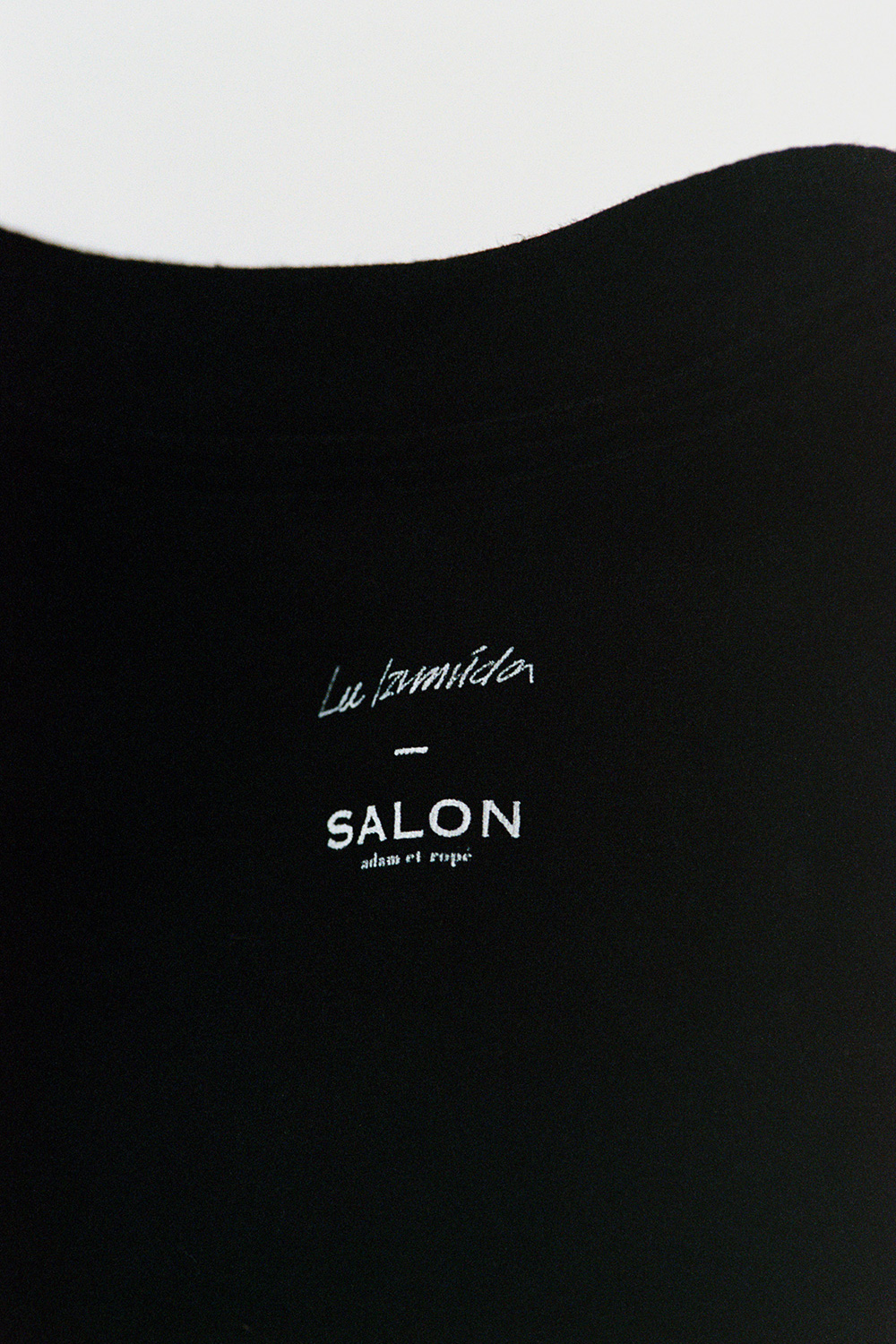 絵「音、波、光」がプリントされたTシャツ