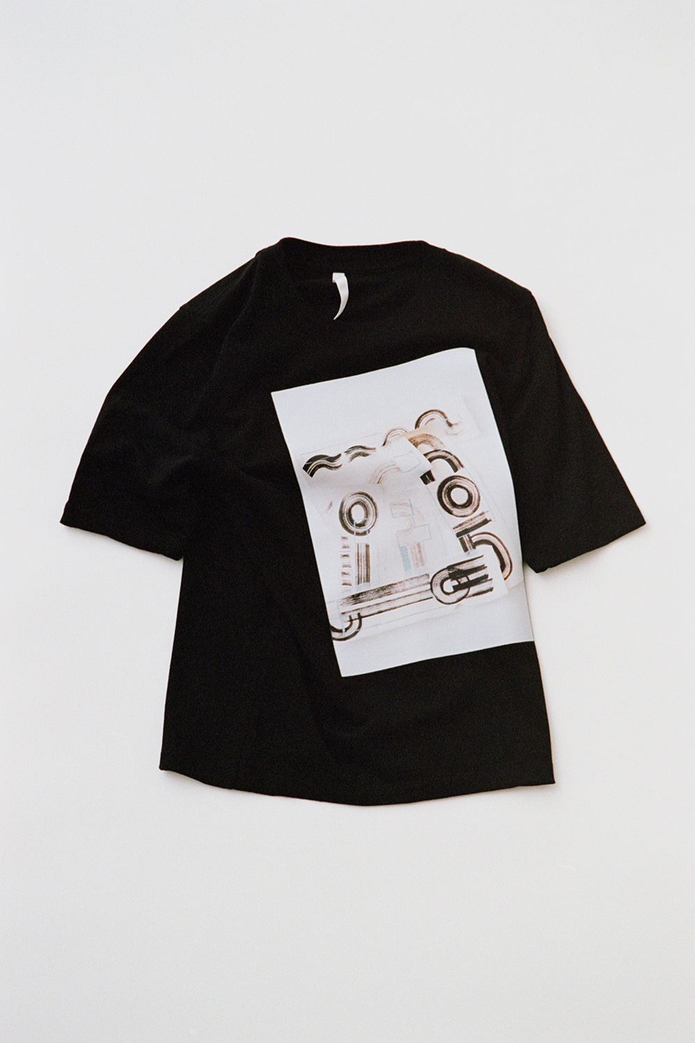 絵「音、波、光」がプリントされたTシャツ