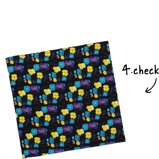 カラフルな花模様のスカーフ