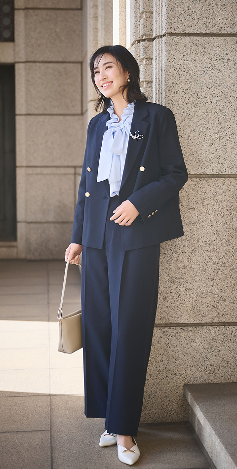 服を着ている女性