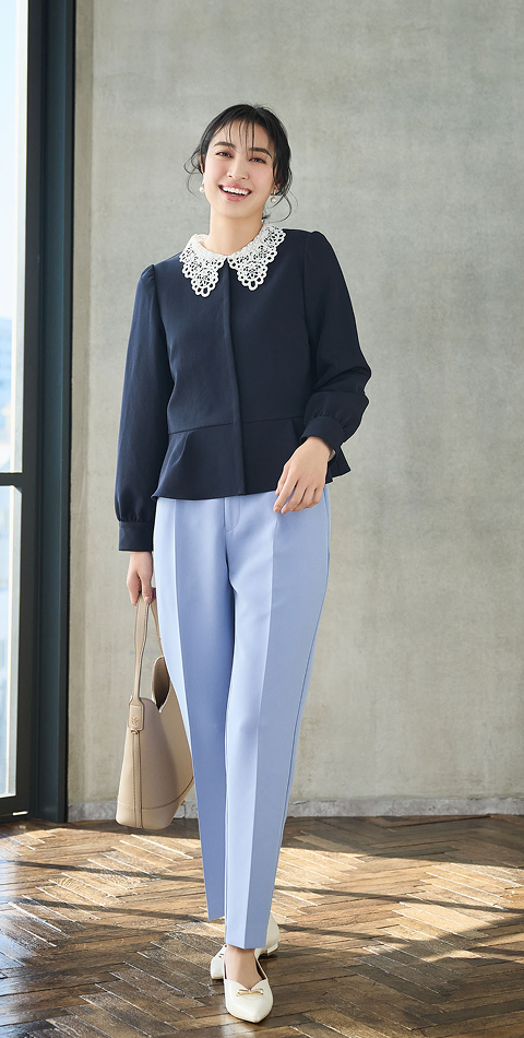 服を着ている女性